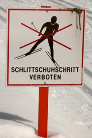 Schlittschuhschritt Verboten - cartello sulla pista Lottensee a Seefeld
