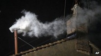 la fumata bianca dal comignolo della Cappella Sistina
