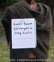 foto di scialle marrone con scritta “Hand spun chiengora (dog hair)”