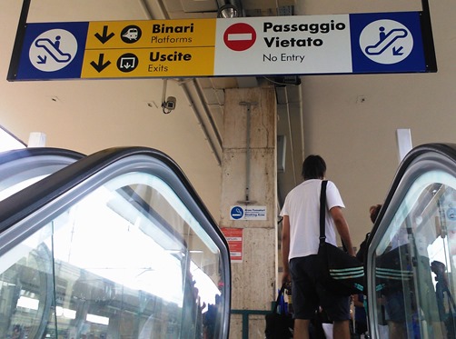 foto scattata salendo verso un binario con la scala mobile alla stazione di Bologna Centrale