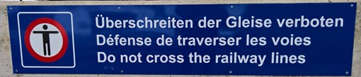 Überschreiten der Gleise verboten – Do not cross the railway lines