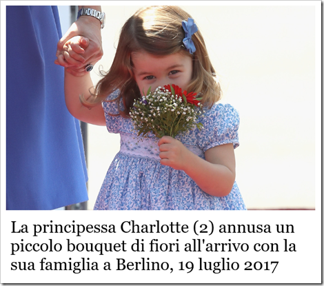 La principessa Charlotte (2) annusa un piccolo bouquet di fiori all’arrivo con la sua famiglia a Berlino, 19 luglio 2017