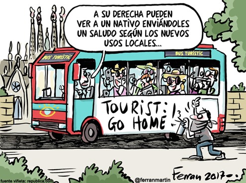 vignetta in spagnolo, guida turistica in un pullman di turisti descrive tipo che scrive TOURISTS GO HOME come abitante nativo che saluta i turisti seguendo le nuove usanze locali