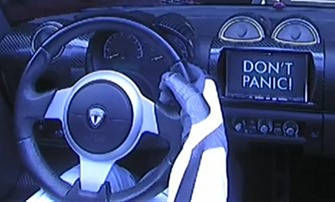 dettaglio del display della Tesla nello spazio con la scritta DON’T PANIC