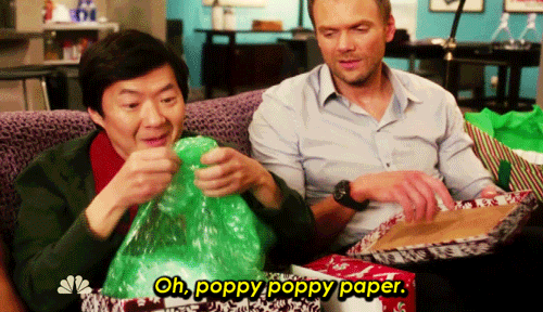 GIF di signora che fa scoppiare plastica a bolle con testo “Oh poppy poppy paper”