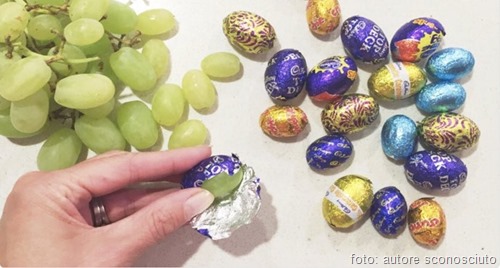 foto che mostra come rivestire acini di uva con carta stagnola colorata per trasformarli in finti ovetti di cioccolata. Pesce d’aprile!