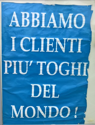Immagine di cartellone con la scritta “Abbiamo i clienti più toghi del mondo!”