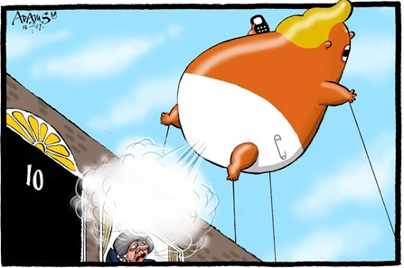 pallone di Trump davanti a 10 Downing Street che dal pannolone emette gas che finisce in faccia a Theresa May