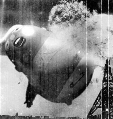 foto del disastro del dirigibile sostituito con pallone a forma di Trump