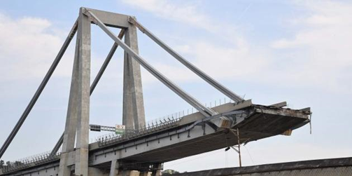 foto di moncone del Ponte Morandi con quattro stralli ancora intatti