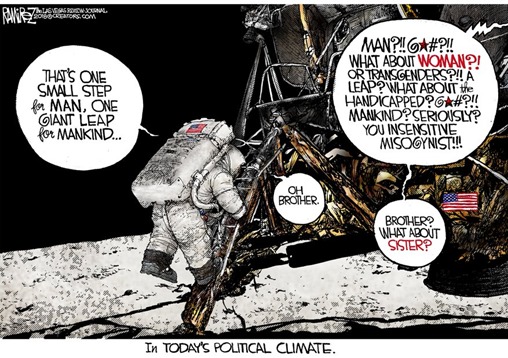 vignetta con Armstrong che scende sulla luna, voce fuori campo  che commeta: Man?? What about WOMAN?! or transgenders?! A leap? What about the handicapped? Mankind? Seriously? You insensitive misogynist? 