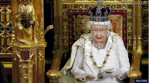 foto della Regina Elisabetta II che legge The Queen’s Speech 