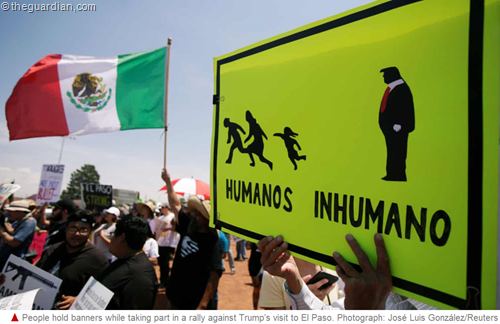 cartello con immagine stilizzata dei migranti con la scritta HUMANOS e figura di Trump con la scritta INHUMANO
