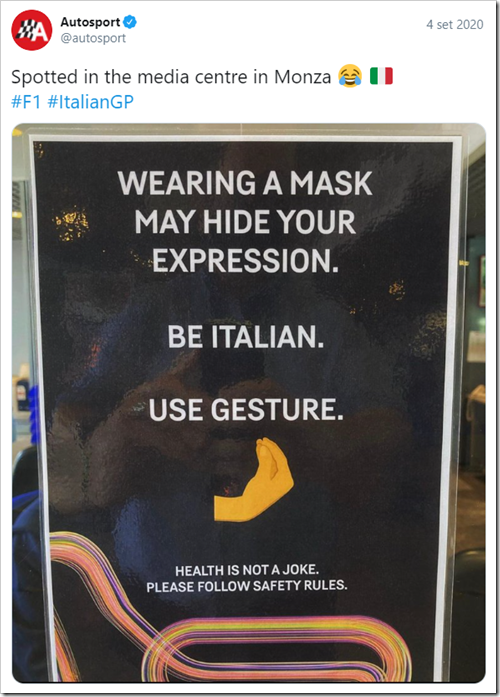 cartello all’autodromo di Monza: WEARING A MASK MAY HIDE YOUR EXPRESSION. BE ITALIAN. USE GESTURE.