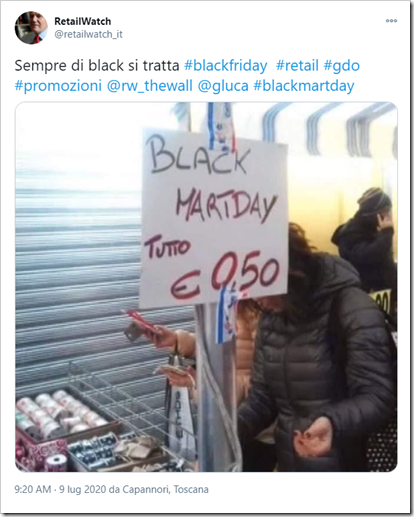 foto di bancarella con cartello con scritta BLACK MARTDAY TUTTO €0,50
