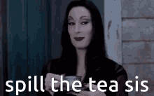 gif di Angelica Houston nel ruolo di Morticia che avvicina una tazza di tè alle labbra e la scritta SPILL THE TEA, SIS
