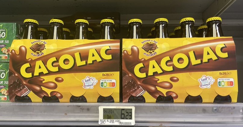 confezioni di bottigliette di CACOLAC, illustrate con disegno di spruzzo di liquido marrone