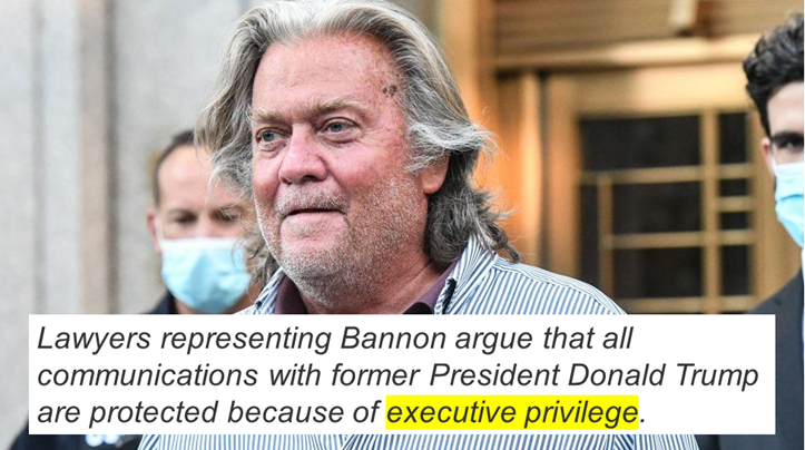 Foto di Steve Bannon tra due agenti dell’FBI e didascalia “Lawyers representing Bannon argue that all communications with former President Donald Trump are protected because of executive privilege”