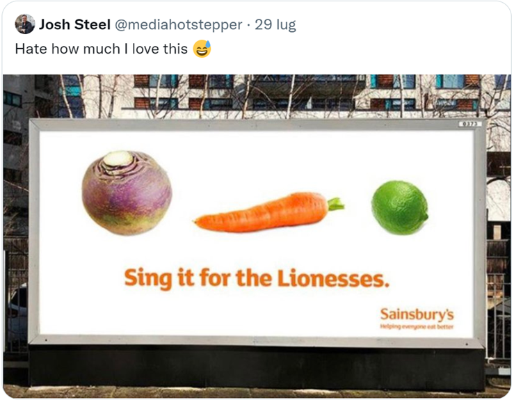 Tweet con cartellone pubblicitario di Sainsbury’s con foto di rutabaga, carota e lime (in inglese swede, carrot, lime) e scritta “Sing it for the Lionesses” (da un tweet di Josh Steele con il commento “Hate how much I love this”