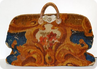 immagine di borsa fatta con vecchio tappeto
