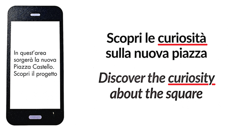 Foto di dettaglio del pannello con scritta in italiano “Scopri le curiosità sulla nuova piazza” e in inglese “Discover the curiosity about the square”