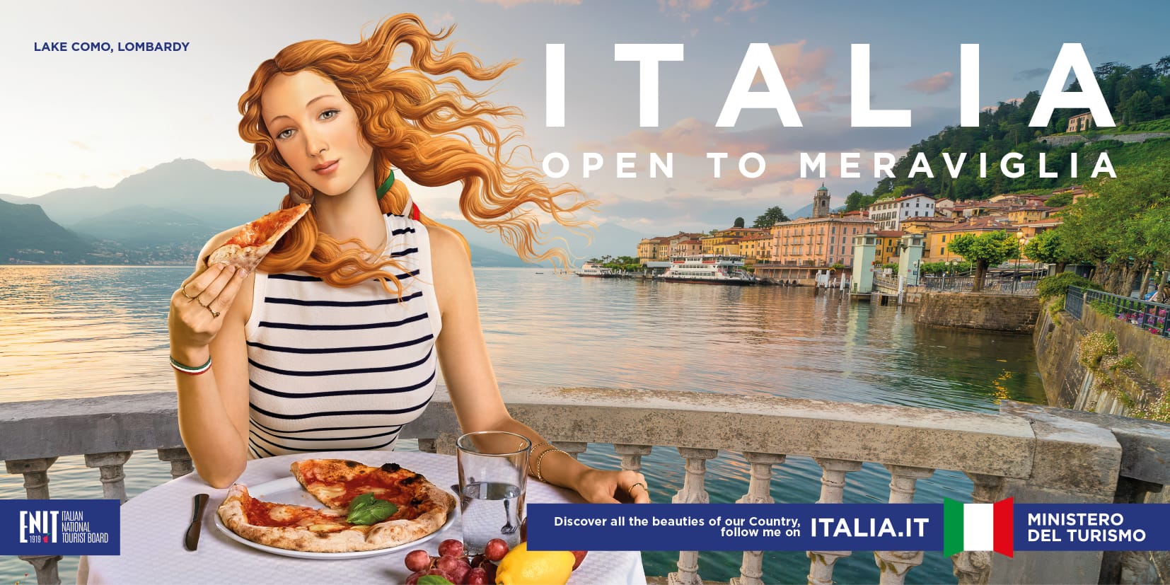 immagine ITALIA OPEN TO MERAVIGLIA con influencer virtuale che mangia la pizza al Lago di Como. Manca però il mandolino