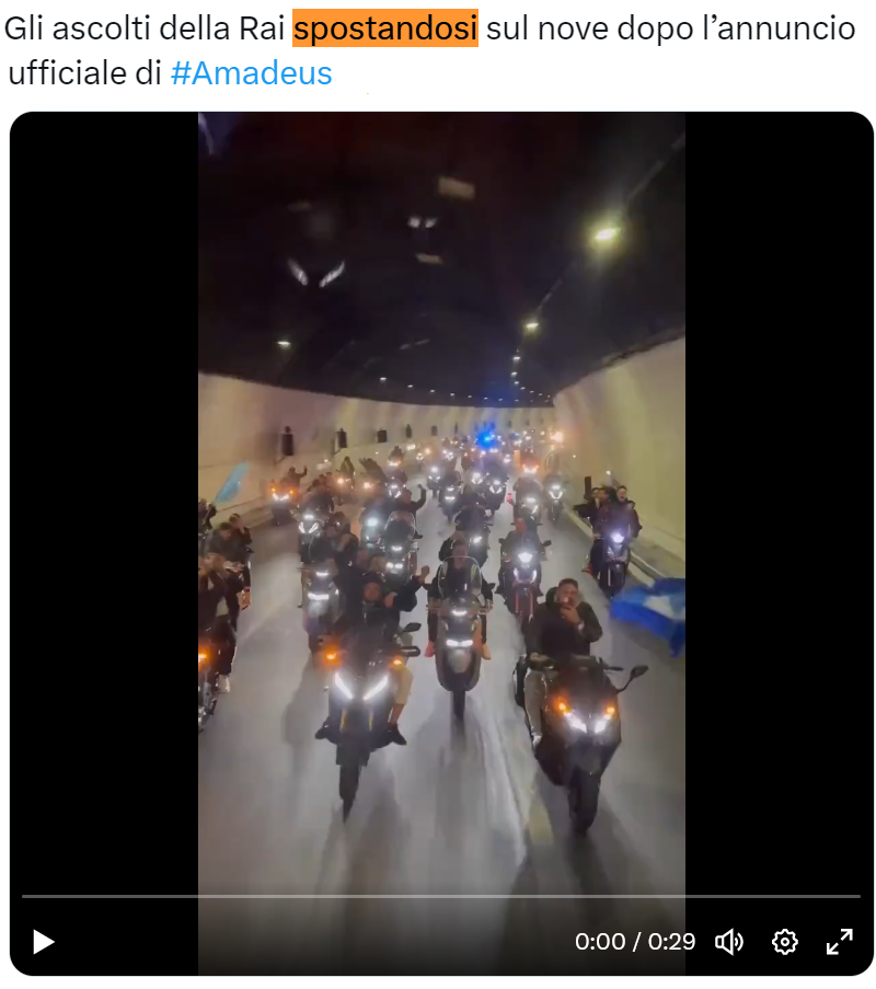 Didascalia: “Gli ascolti della Rai spostandosi sul nove dopo l’annuncio ufficiale di Amadeus” Video: massa di motociclisti in una galleria 